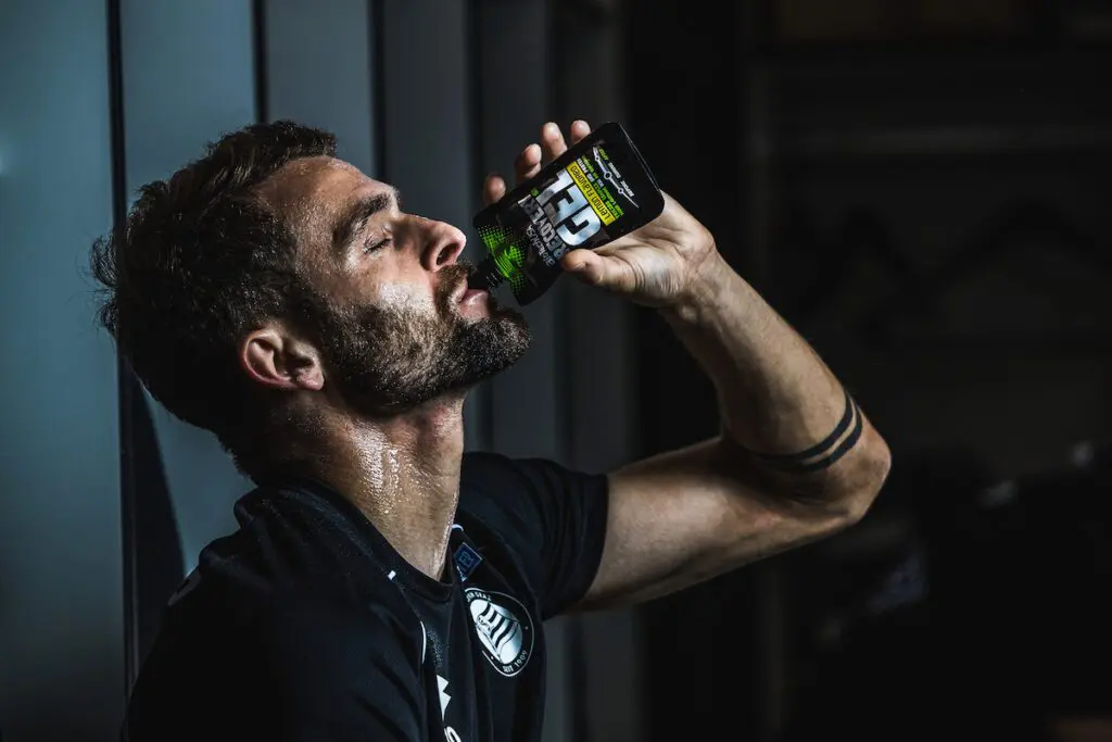 Állóképességi sportoló Recovery Gel-t iszik