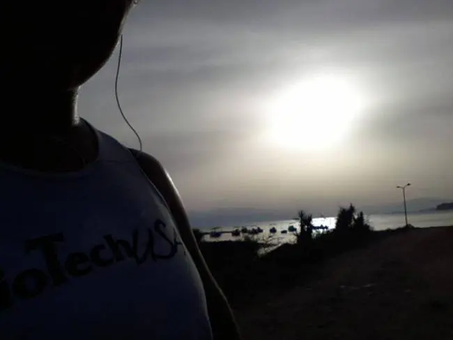 Futás nyaralás alatt a tengerparton Futás nyaralás alatt a tengerparton