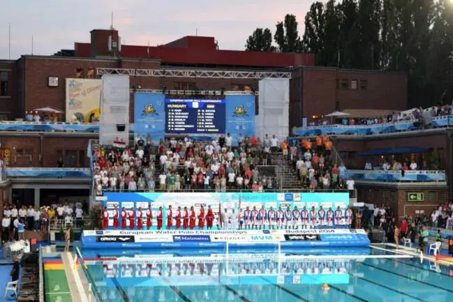 Csapatok a meccs előtt a medencénél, vízilabda EB Csapatok a meccs előtt a medencénél, vízilabda EB