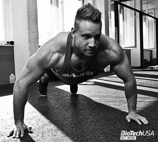 Schönekker László fekvőtámasz közben