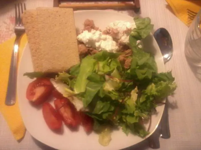 Abonett, tonhal, cottage cheese és zöldségek