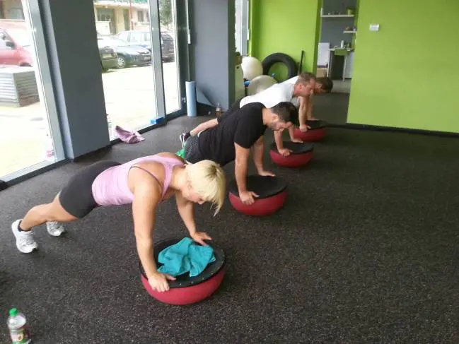 Fekvőtámasz busuval Fekvőtámasz busuval