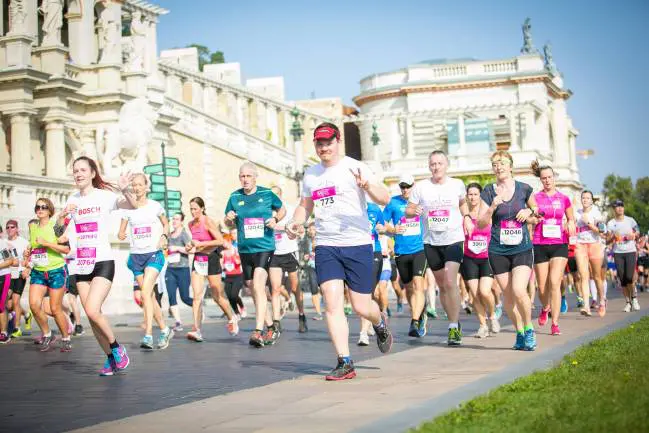 Wizzair félmaraton futók a Várkert előtt Wizzair félmaraton futók a Várkert előtt
