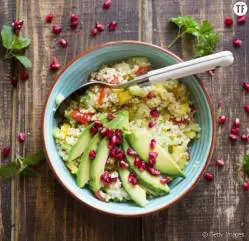 Kuszkusz saláta gránátalmával és avokádóval