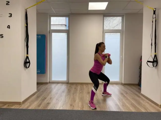 Kismamatornás guggolás - medence billentése Kismamatornás guggolás - medence billentése