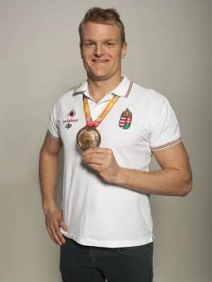 Tóth Márton válogatott vízilabdázó érmével a nyakában