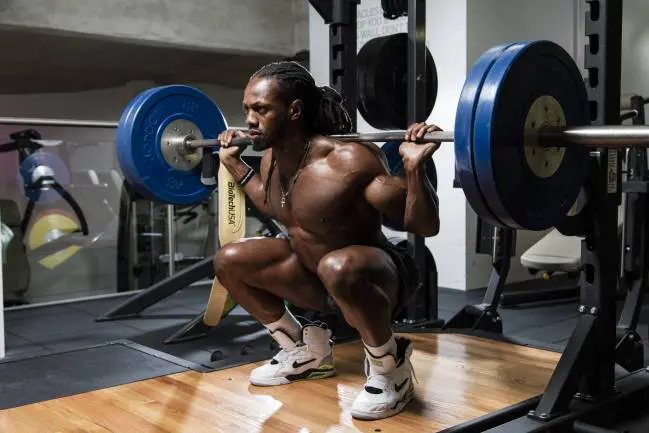 Ulisses súlyzós edzés közben az edzőteremben Ulisses súlyzós edzés közben az edzőteremben