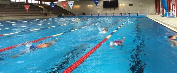 Úszóedzés a vállízület mozgástartományának megőrzésével