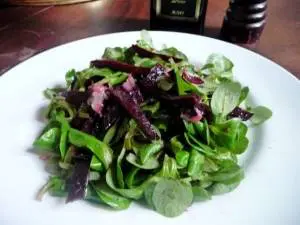 Madársaláta sült céklával