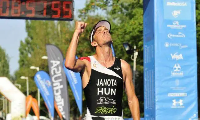 Janota Zoltán verseny végén a célbaérés pillanatában