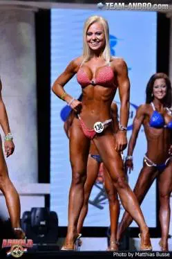 Kiss Virág bikini fitness modell a színpadon