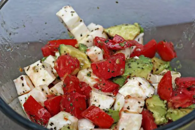 Bazsalikomos mozzarellás avokádósaláta