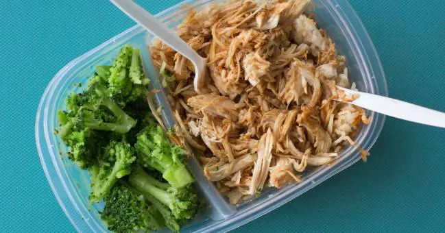 Csirkehús és párolt brokkoli