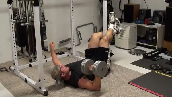 Feve nyomás egykezes kézi súlyzóval 