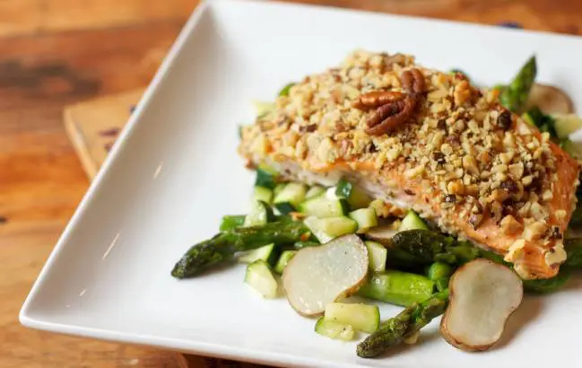 Fitnesz ételek: Zabpehely bundában sütött csirkemell zöldségekkel Fitnesz ételek: Zabpehely bundában sütött csirkemell zöldségekkel