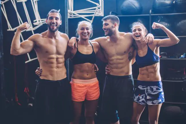 Elégedett, mosolygós csoport edzés után