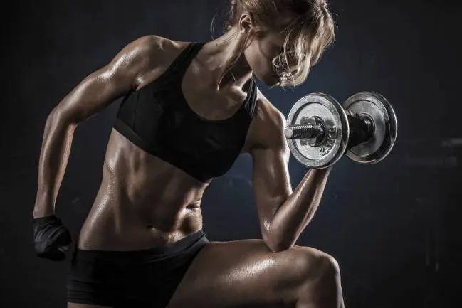 Izmos nő súlyzóval 