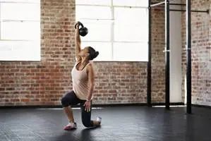 Nő kettlebell edzés közben konditeremben Nő kettlebell edzés közben konditeremben