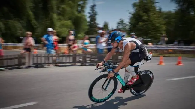 Janota Zoltán triatlon versenyzés közben, kerékpáron Janota Zoltán triatlon versenyzés közben, kerékpáron