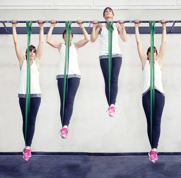 Húzódzkodás gumikötéllel