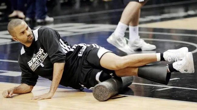 Tony Parker kosárlabdázó SMR hengerrel nyújtja combizmát Tony Parker kosárlabdázó SMR hengerrel nyújtja combizmát