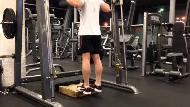 Nehezített vádliemelés