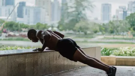 Fekvőtámasz a váll, kar és törzs edzésére