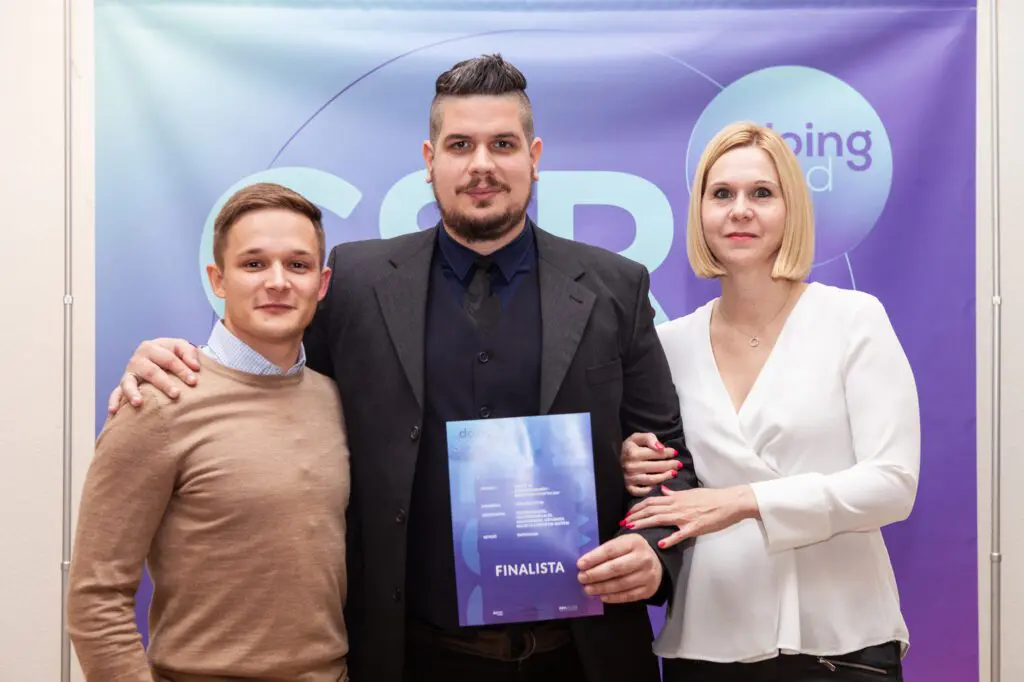 Dr. Pintér Dániel Gergő, Vállalati Kommunikációs és CSR osztályunk vezetője, Kardos Imola, a projekt senior menedzsere és Ignácz Dániel Csaba, a pályamunka szövegezője