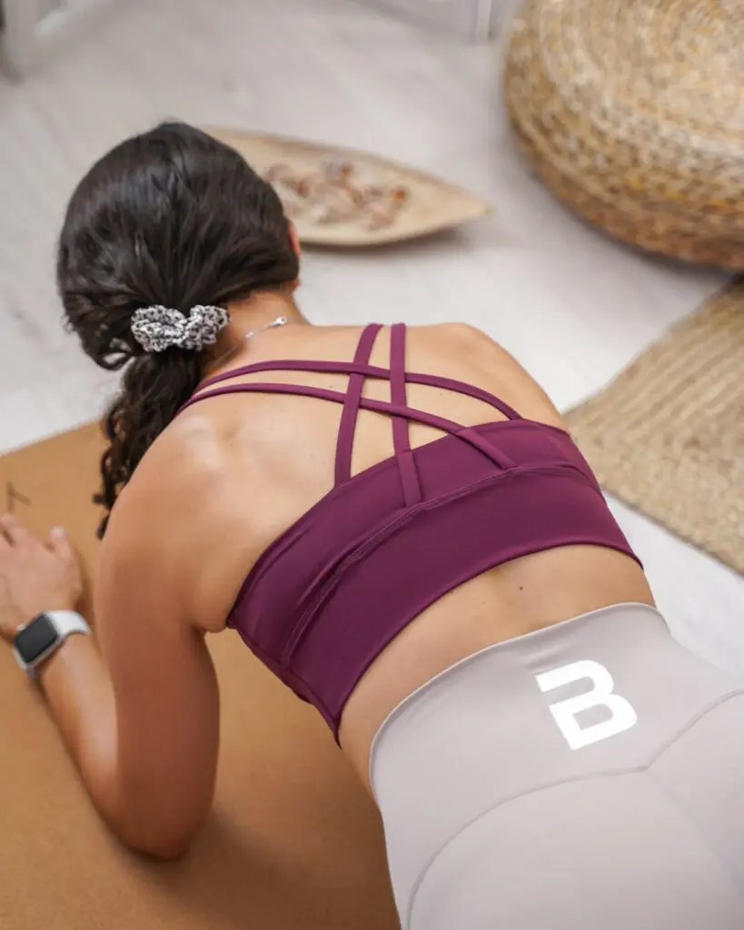 Az Ashtanga vagy a Vinyasa flow kiváló erősítő hatású jóga stílusok.