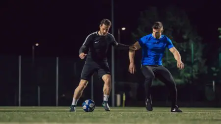 Focisták játszanak a pályán