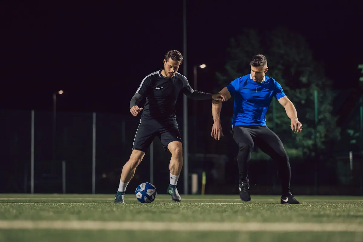 Focisták játszanak a pályán