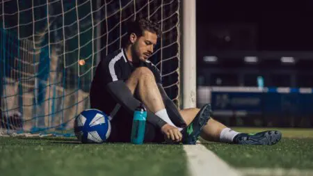 Focista ül a pályán, BioTechUSA kulacsból iszik