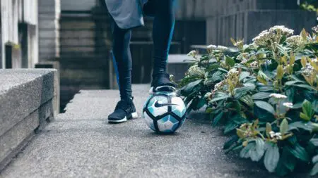 focista tartja lábát a focilabdán